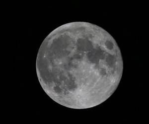 “Superluna” es un término no astronómico que se refiere a una luna llena que ocurre cuando la luna está dentro del 90% de su aproximación más cercana a la Tierra en su órbita elíptica u ovalada, según la NASA