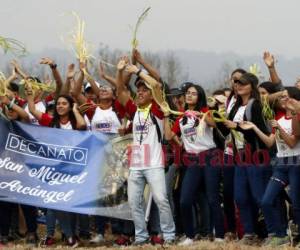 Antes de iniciar la peregrinación, los jóvenes cantaron.