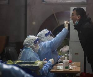 China, donde primero se detectó el virus, ha seguido una política estricta de “cero covid” con confinamientos, restricciones de viaje y pruebas masivas cuando se detectan focos infecciosos.