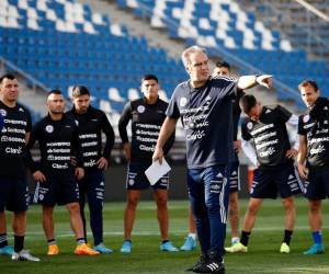 Martín Lasarte, DT de Chile, dando algunas indicaciones a sus jugadores previo al duelo ante Uruguay.