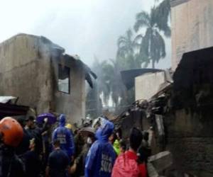 La policía y los rescatistas recuperaron nueve cuerpos, informó la policía. Dos personas en tierra resultaron heridas y fueron llevadas a un hospital. Foto: Cortesía ABA.com