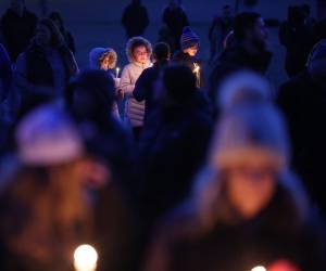 Un adolescente armado con una pistola y una escopeta mató este jueves a un compañero e hirió a otras cinco personas, en su mayoría alumnos, al abrir fuego en un centro de secundaria de Iowa, en el norte de Estados Unidos, informaron las autoridades locales.