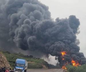 Cisterna de combustible se vuelca y se incendia en la Cuesta de la Virgen