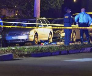 Dos bicicletas dañadas yacen en el suelo y policías vigilan la zona después de que un conductor arrollara a varias personas en la avenida Esplanade, en Nueva Orleans. (Foto: AP)