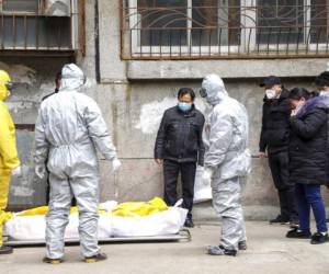 'Muchas personas habrían muerto en su casa sin ser diagnosticada. A los ciudadanos les hicieron firmar certificados de defunción de sus familiares sin explicaciones”, aseguran en medio chinos. Foto: AP.