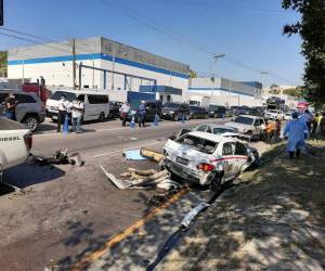 La colisión provocó la muerte de dos personas, entre ellos un taxista, y cuatro más heridas.