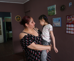 Nancy carga a su hija Zoe, quien tiene 7 años. La niña nació a finales de mayo de 2016 con microcefalia leve producto del zika que su madre sufrió durante la gestación.