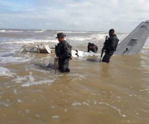 Esta es la imagen de los agentes de las Fuerzas Armadas de Honduras cerca de la avioneta en La Mosquitia.