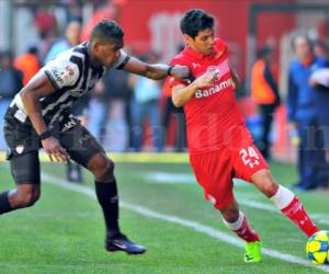 Brayan Beckeles en acción junto a Pablo Barrientos del Toluca en México. Foto: Agencia AFP.