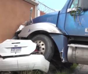 El turismo quedó totalmente deshecho, luego de que la rastra impactara fuertemente en el lugar donde estaba estacionado.