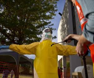 El Salvador busca evitar que ingrese al país el ébola. / AP