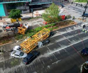 La grúa se desplomó de un edificio en construcción en el nuevo campus de Google en Seattle y cayó sobre la calle Mercer el sábado en la tarde. Foto AP