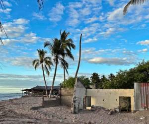 Cedeño, otrora preferido destino turístico para muchos hondureños del sur y centro de su país, ahora parece un sitio que ha sido bombardeado o destruido parcialmente por un terremoto, a causa del crecimiento del mar.