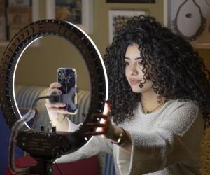 “Ha habido un movimiento social de verdad”, explica a AFP Doaa Gawish, que lanzó en 2016 The Hair Addict (La adicta del pelo, en inglés), un grupo de Facebook dedicado al pelo natural.