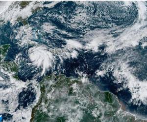 Fotografía satelital cedida por la Oficina Nacional de Administración Oceánica y Atmosférica (NOAA) a través del Centro Nacional de Huracanes (NHC) estadounidense donde se muestra la localización del huracán Rafael sobre el Caribe.