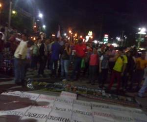 En una sola marcha los Indignados realizan manifestación.