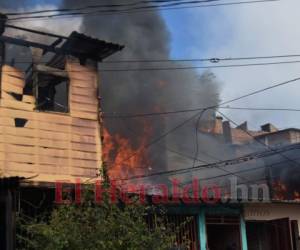 Tres viviendas se quemaron en Bella Vista. Foto: Alex Pérez / EL HERALDO.