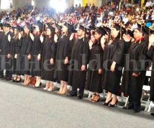 Los nuevos profesionales estaban atentos para escuchar su nombre y recibir su título. (Fotos: Ricardo Sánchez / EL HERALDO)