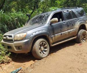 La camioneta en la que se conducían las víctimas recibió decenas de perforaciones de bala. El carro portaba placas guatemaltecas, por lo que las autoridades indagan su relación con el crimen organizado.