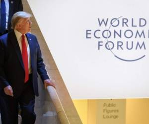 Donald Trump quiso alejar este martes los malos presagios bajo el sol invernal de Davos, donde pareció olvidar el juicio político contra él en Washington, asegurando que Estados Unidos vive 'un tiempo de gran esperanza, alegría y optimismo' lejos de los 'catastrofistas' del cambio climático. Foto: Agencia AFP.