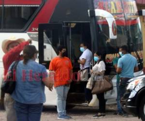 Los hondureños y extranjeros deberán portar su carné de vacunación en todo momento. Es imprescindible utilizar la mascarilla y guardar el distanciamiento físico de los demás. FOTO: Alex Pérez/EL HERALDO