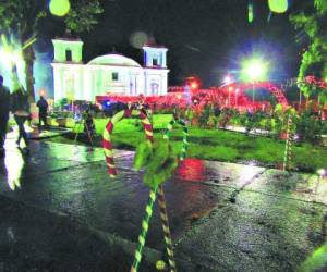 Tres calles de la Plaza Centenario fueron decoradas e iluminadas (Fotos: Juan Flores/EL HERALDO)