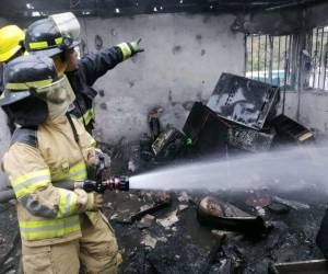 Al menos cuatro unidades de abastecimiento de agua se trasladaron al lugar para sofocar el incendio.