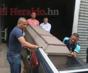 Familiares retiran de la morgue el cadáver de Cristhian Moreno.