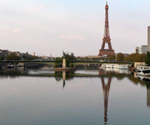 La Torre Eiffel se refleja en el río Sena, en París, el 11 de abril de 2020, el día 26 de un estricto bloqueo destinado a frenar la propagación de la pandemia COVID-19, causada por el nuevo coronavirus. Foto: Agencia AFP.