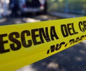 Las fuerzas policiales descubrieron el cuerpo sin vida del ahora occiso en una <b>cuneta</b>. La víctima presentaba varias heridas de bala en su pecho y rostro, indicando la violencia del ataque.