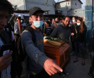 El joven, que era muy apreciado por la comunidad de Panguipulli, fue velado en esa localidad el sábado de manera multitudinaria antes de que sus restos llegaran a Santiago el domingo.