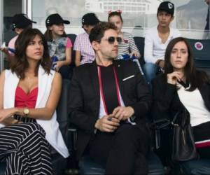 Stephanie Cayo junto a los protagonistas de Club de Cuervos, la serie de fútbol más exitosa de Netflix.