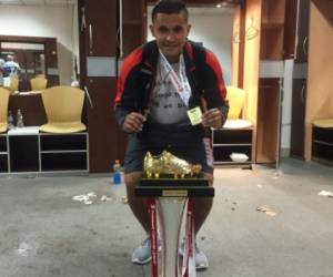 Roger Rojas, en el camerino del Estadio Nacional de Costa Rica, mostrando el Botín de Oro y la medalla de campeón (FOTO: ROGER ROJAS).