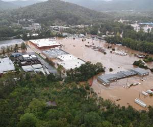 Se informó que unas 280 carreteras estatales están aún cerradas, lo que dificulta los trabajos de emergencia.