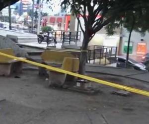 Los jóvenes departían en una plaza cuando fueron atacados por hombres fuertemente armados, según testigos.