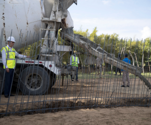 El presidente dominicano Luis Abinader (L) durante el inicio de la construcción de la valla fronteriza entre República Dominicana y Haití en Dajabón, República Dominicana, el 20 de febrero de 2022.