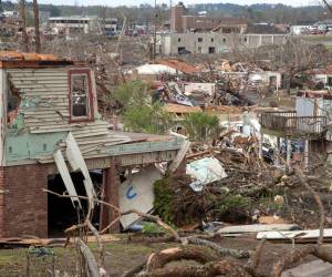 Little Rock, la capital de Arkansas, fue fuertemente golpeada. Sus habitantes despertaron el sábado con un panorama sombrío de coches volcados, enormes árboles arrancados del suelo, líneas telefónicas rotas y casas destrozadas.