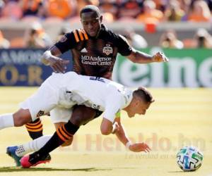 El delantero de Los Ángeles Galaxy, Javier 'Chicharito' Hernández, al frente, cae mientras se enreda con el defensor del Houston Dynamo, el hondureño Maynor Figueroa. Foto: AP.