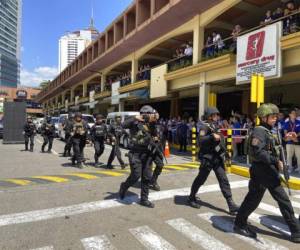 Un grupo de policías armados llega al centro comercial Greenhills en Manila, Filipinas, después de que se oyeran disparos en el interior. Foto: AP.