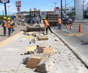 Los trabajos de remover los bordillos del Trans 450 iniciaron la mañana de este domingo. Foto: Alex Pérez