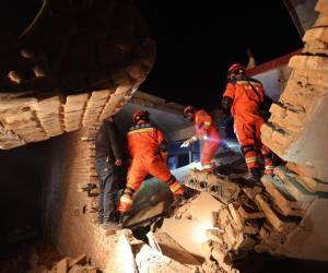 Los trabajadores de rescate buscan sobrevivientes en una casa después de un terremoto en la aldea de Kangdiao, Dahejia, condado de Jishishan, en la provincia de Gansu, en el noroeste de China, el 19 de diciembre de 2023.