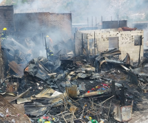 El fuego consumió por completo las viviendas y las familias lo perdieron todo.