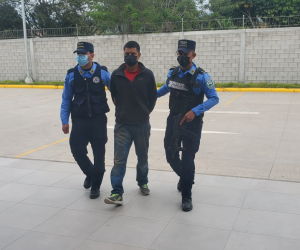 Momento en que la Policía Nacional trasladaba al presunto asesino de su compañero.