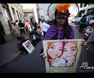 Un grupo de féminas protestaron frente a las vallas de seguridad que evita el acceso al Congreso Nacional. Piden una elección transparente de la CSJ al igual que cesen los femicidios en el país. (Foto: Emilio Flores/EL HERALDO).