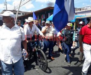 El mandatario se unió a la marcha en conmemoración del día del trabajador, montado en su bicicleta. Foto Ricardo Sánchez / EL HERALDO