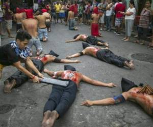 Bañados en sangre los devotos recorrieron las calles Pampanga para poder llegar hasta la Catedral. Foto AP