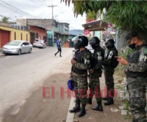 Luego del tiroteo agentes de la Policía Militar del Orden Público (PMOP) llegó hasta la zona. Foto: Estalin Irías / EL HERALDO.