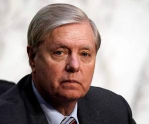 El presidente de la Comisión de Asuntos Jurídicos del senado estadounidense, el republicano Lindsey Graham, observa durante la audiencia de confirmación para la nominada a la Corte Suprema Amy Coney Barrett en Washington. (AP Foto/J. Scott Applewhite)