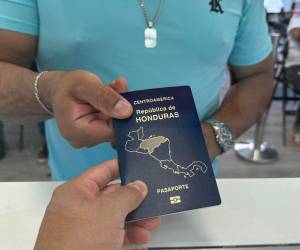 La emisión del pasaporte es uno de los trámites más solicitados por los hondureños en España.