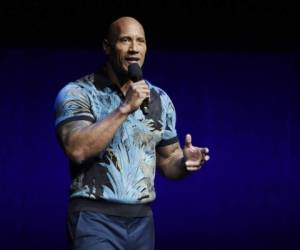 Dwayne Johnson habla durante la presentación de Universal Pictures en CinemaCon 2019, en el Caesars Palace de Las Vegas. Foto: AP.